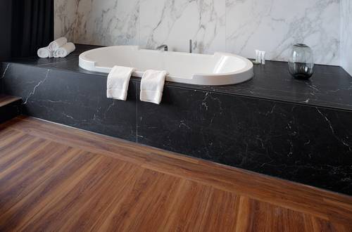 Designboden im Badezimmer: Schöne und langlebige Basis für mehr Wellness
