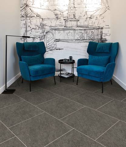 PVC-freier Designboden Fliesenoptik grau Sitzecke Sessel ECO761