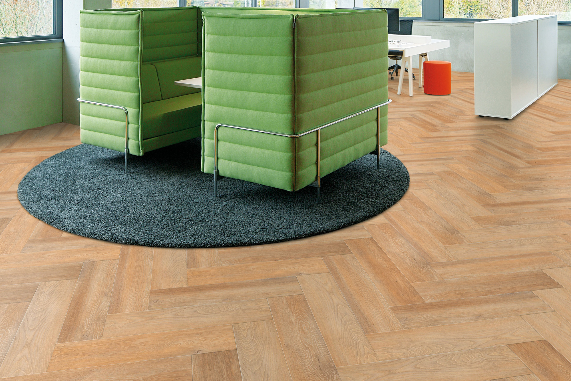 Designboden von PROJECT FLOORS im Büro-Fischgrät-Holzoptik-strapazierfähig und langlebig